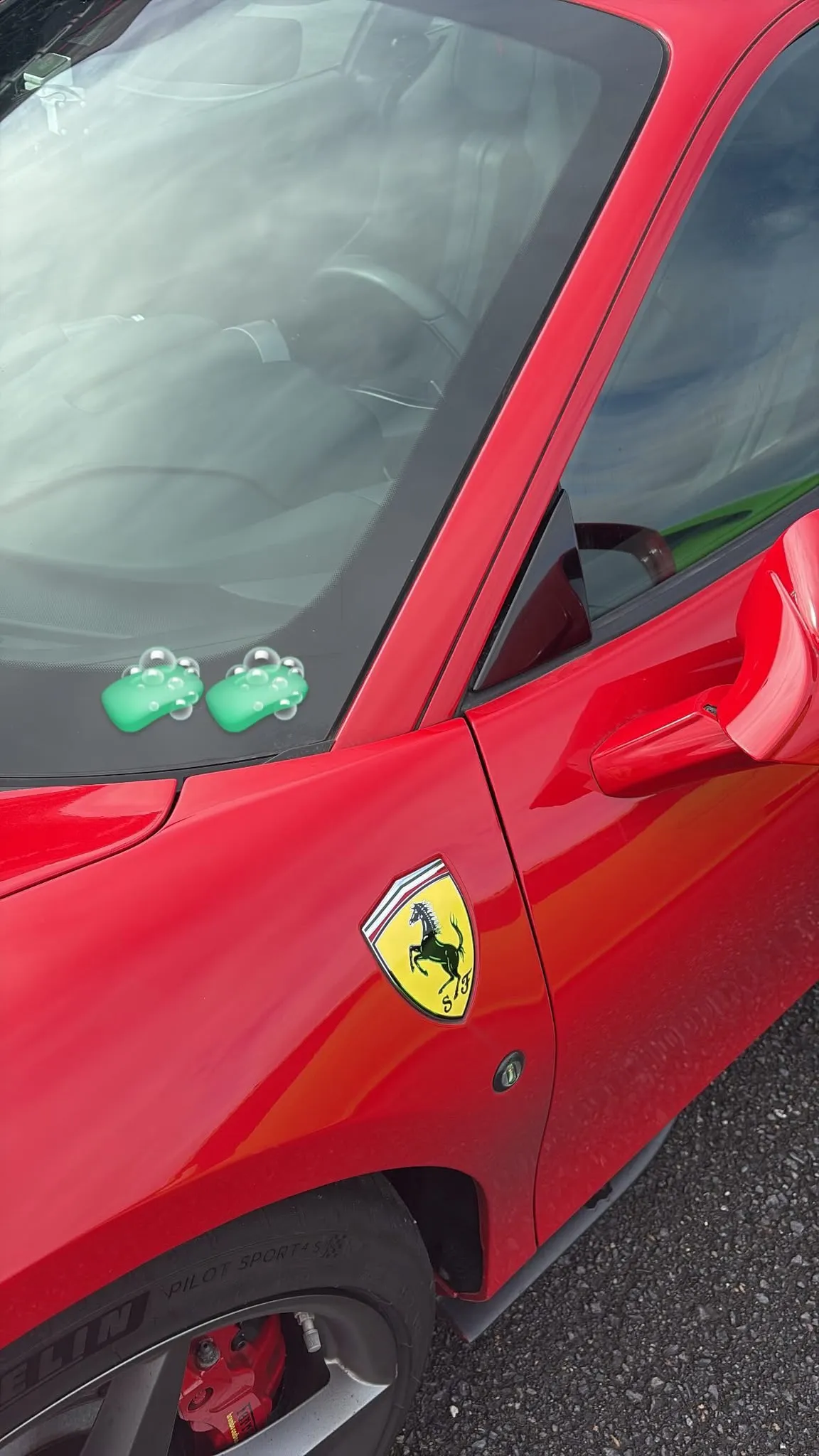 Carrosserie rouge au reflet profond
